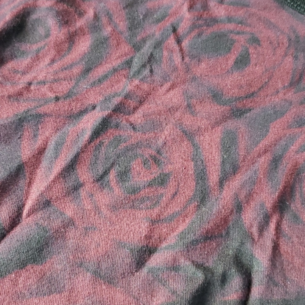 Men' Guess V-neck Casual Burgundy And Black Shirt Casual - Picture 2 of 2